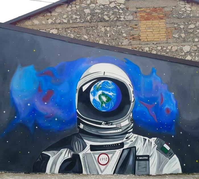 Il nuovo murale di Aielli è dedicato al primo astronauta italiano Franco Malerba