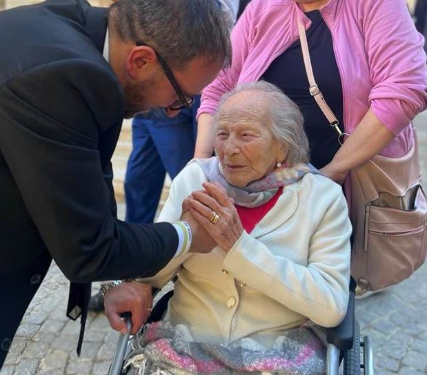 Nonna Giuseppina a 106 anni assiste alla cerimonia della Perdonanza e ascolta le parole di papa Francesco