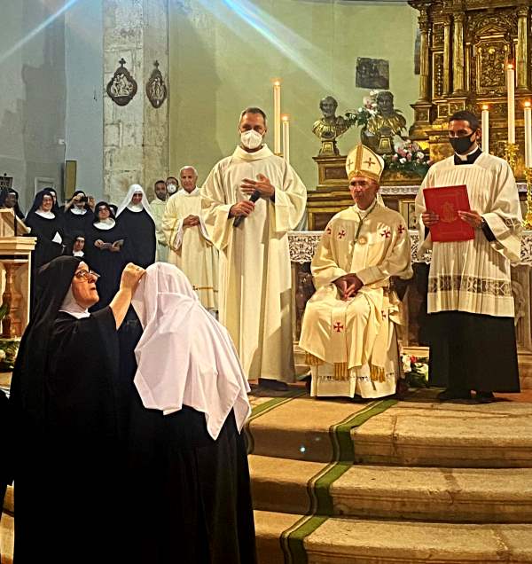 Petra Maria inizia il suo percorso di noviziato nel Monastero dei Santi Cosma e Damiano di Tagliacozzo
