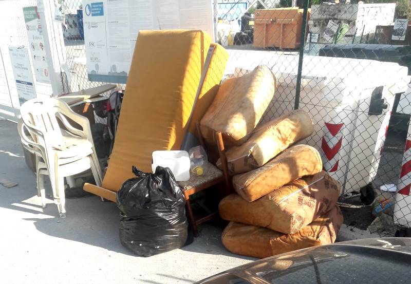 Mucchi di rifiuti abbandonati davanti al centro raccolta di Trasacco: "perché è tanto difficile essere educati?"