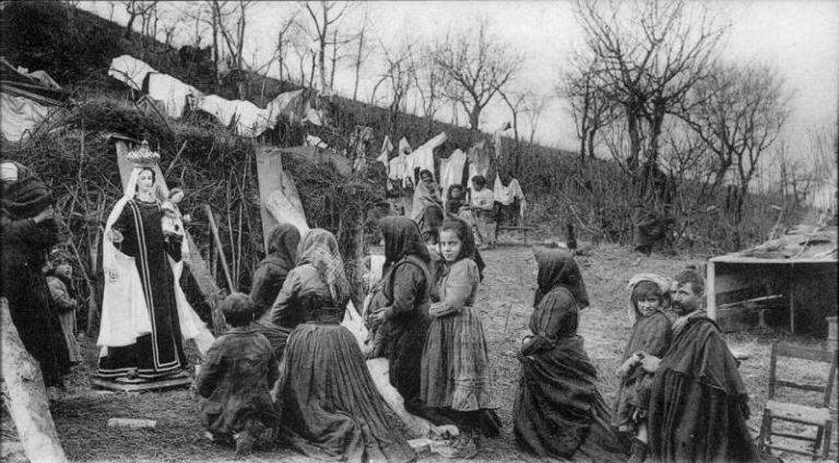 In una foto d'epoca i sopravvissuti al terremoto del 1915 pregano davanti alla Madonna del Carmine