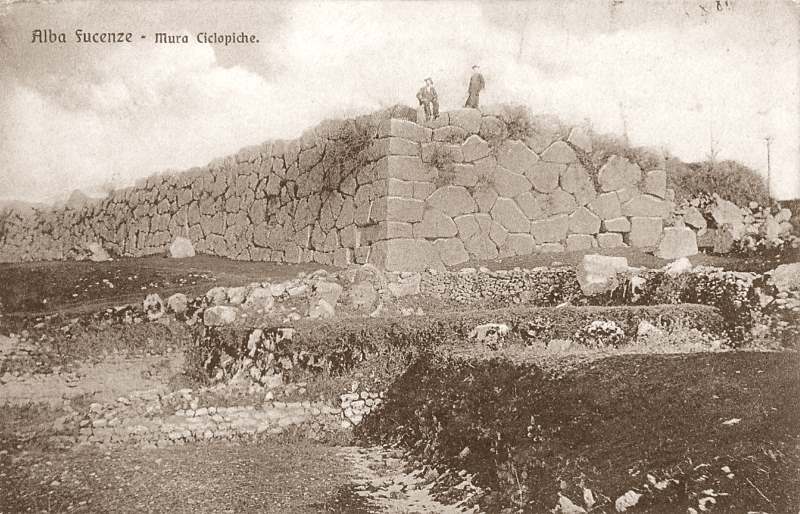 Le mura ciclopiche di Alba Fucens in una cartolina di inizio '900