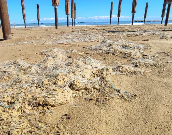 Spiagge abruzzesi invase da miliardi di filamenti persi dagli ombrelloni, SOA: "Vietarli immediatamente"