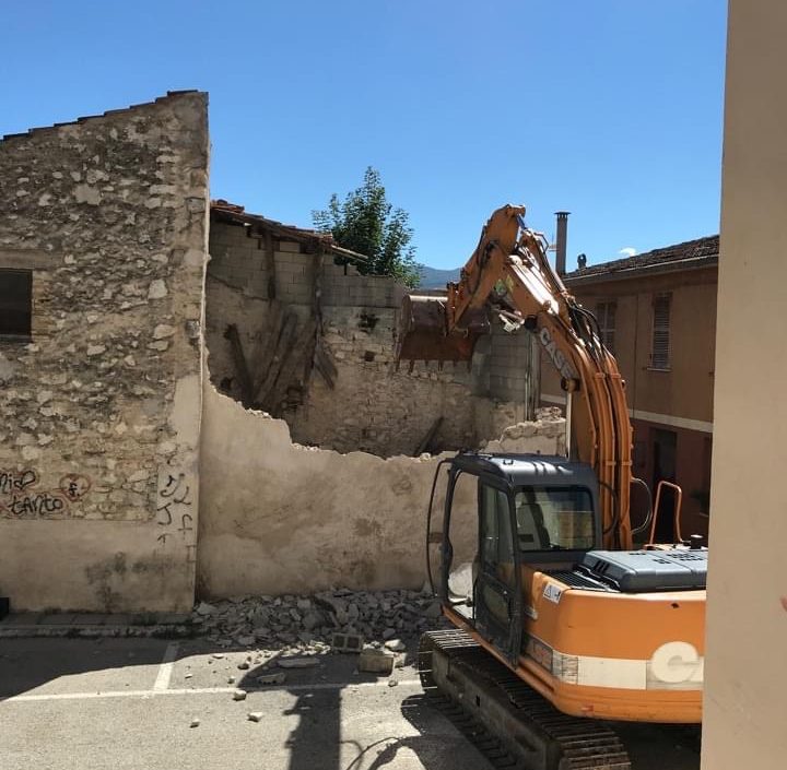 Demolizione dei vecchi ruderi nel comune di Ortucchio