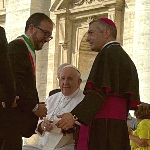 Premio del Perdono consegnato a Papa Francesco, "dedicato al dialogo tra i popoli e alla riconciliazione"