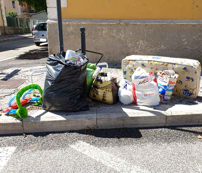 Rifiuti abbandonati, schiamazzi e bagordi in centro ad Avezzano, i residenti: "siamo esasperati"