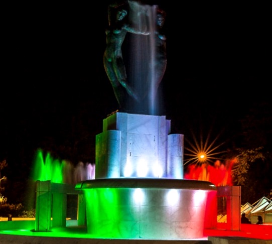 Luci tricolore alla Fontana Luminosa per il 5° raduno "Ricordando Il Battaglione Alpini L'Aquila"