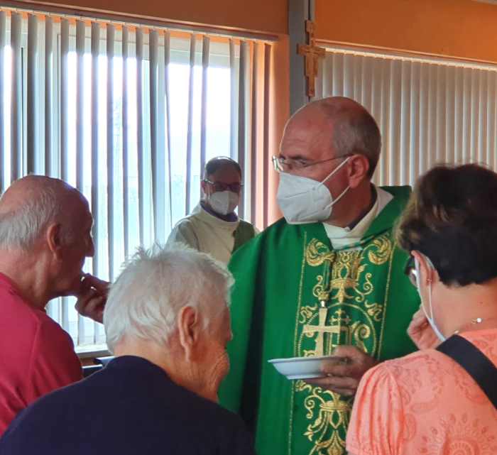 Il vescovo Giovanni Massaro visita gli ospiti della Residenza dei Marsi: "gli anziani sono un dono"