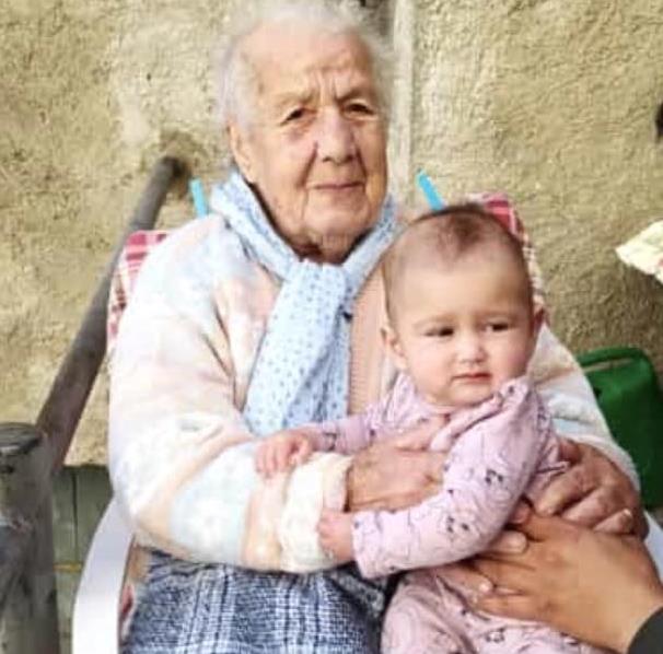 100 anni in una foto: nonna Alberta (1922) e la piccola Melissa (2022)