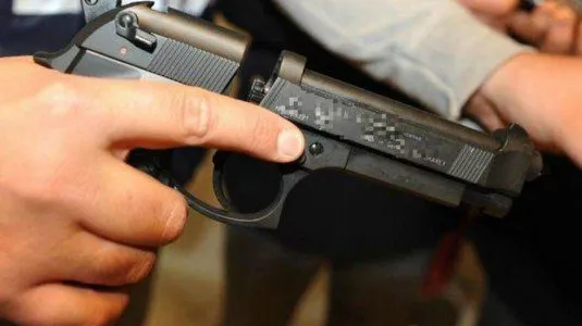 Trovato in possesso di una pistola con matricola abrasa: arrestato un 52enne