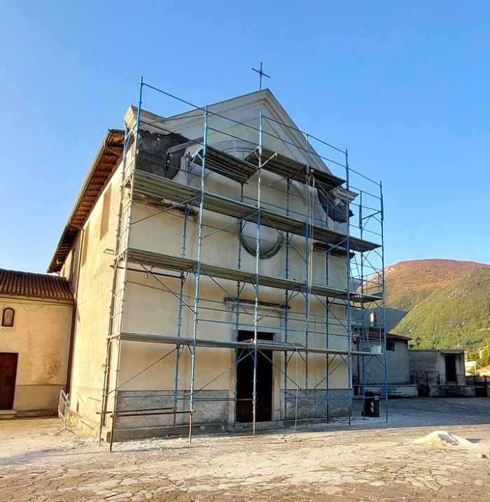 Lavori in corso per restaurare la facciata della chiesa di San Michele Arcangelo a Pescocanale