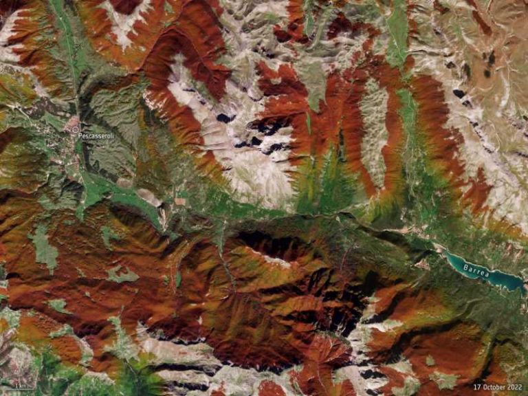 Gli splendidi colori autunnali dei boschi d'Abruzzo visti dallo spazio
