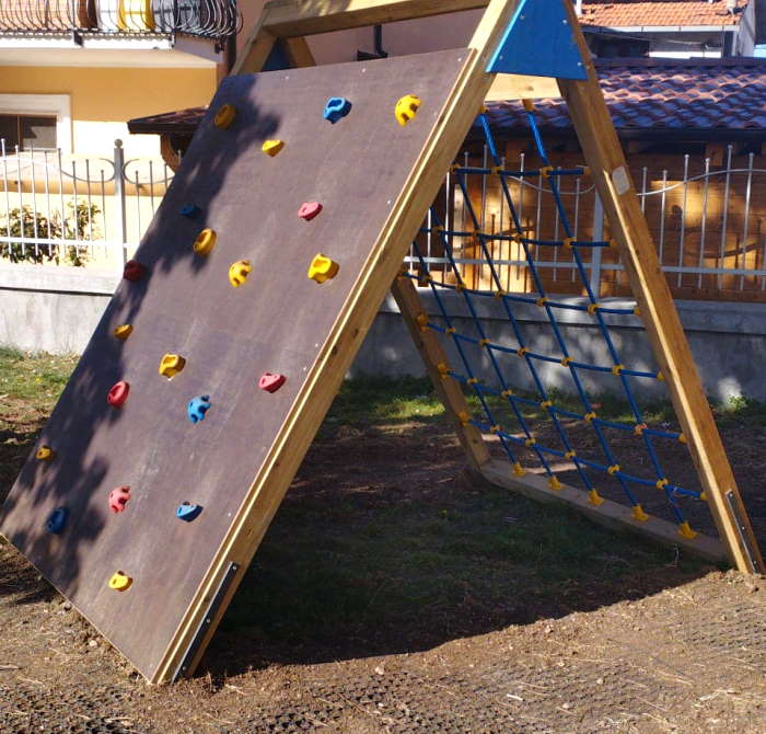 Installati nuovi giochi per bambini presso i giardini pubblici di Magliano de' Marsi