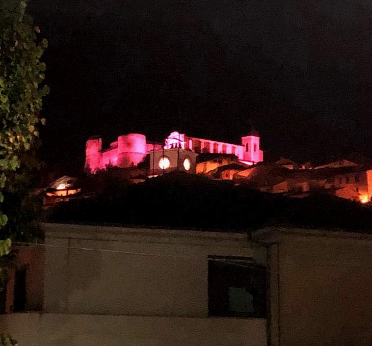 La Rocca Orsini di Scurcola Marsicana si illumina di rosa per sostenere Europa Donna Italia