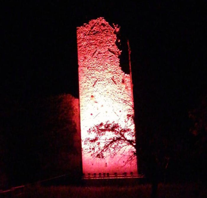 La Torre del Forte de' Leoni di Carsoli si illuminata di rosa in supporto alla ricerca sul cancro