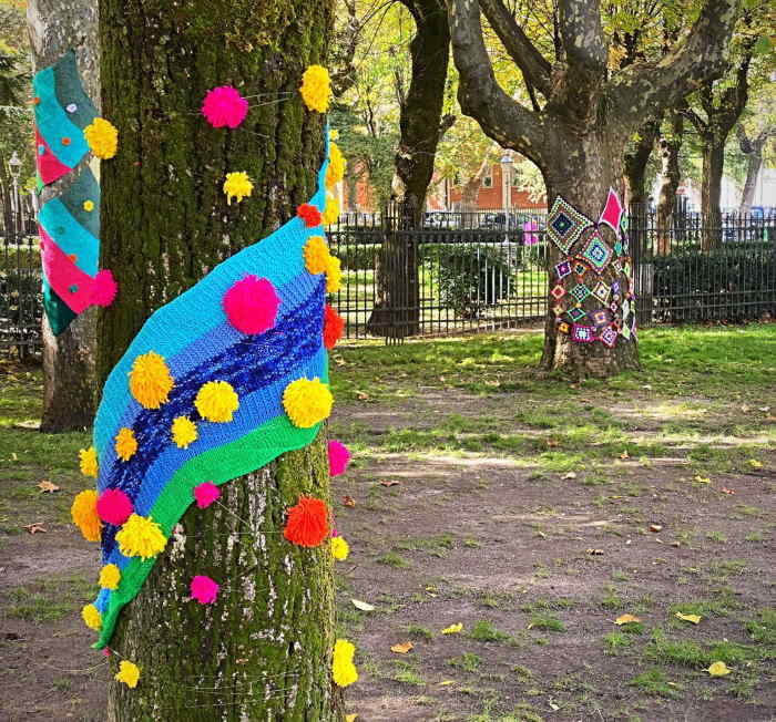 Tagliacozzo celebra il weekend di Ognissanti e le artiste di strada vestono a festa gli alberi del parco