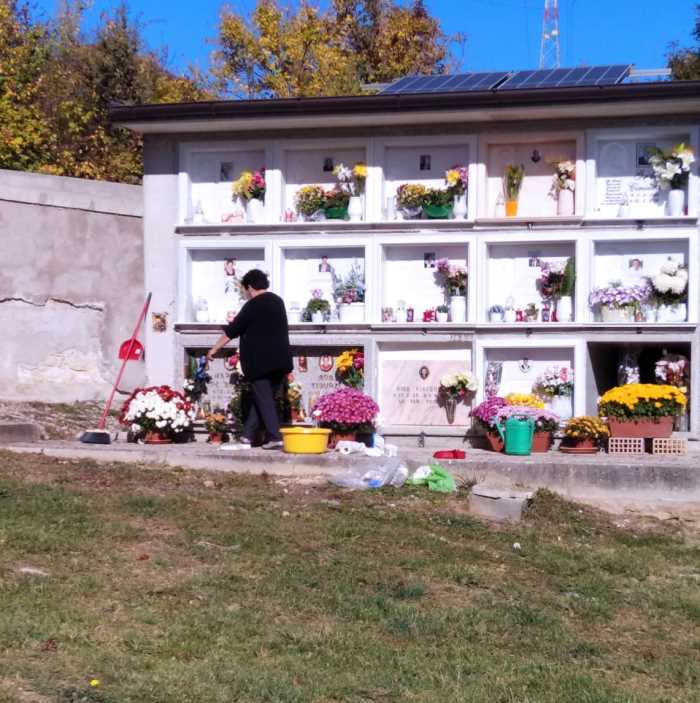 Le donne di Santa Jona riordinano e decorano coi fiori il cimitero del paese