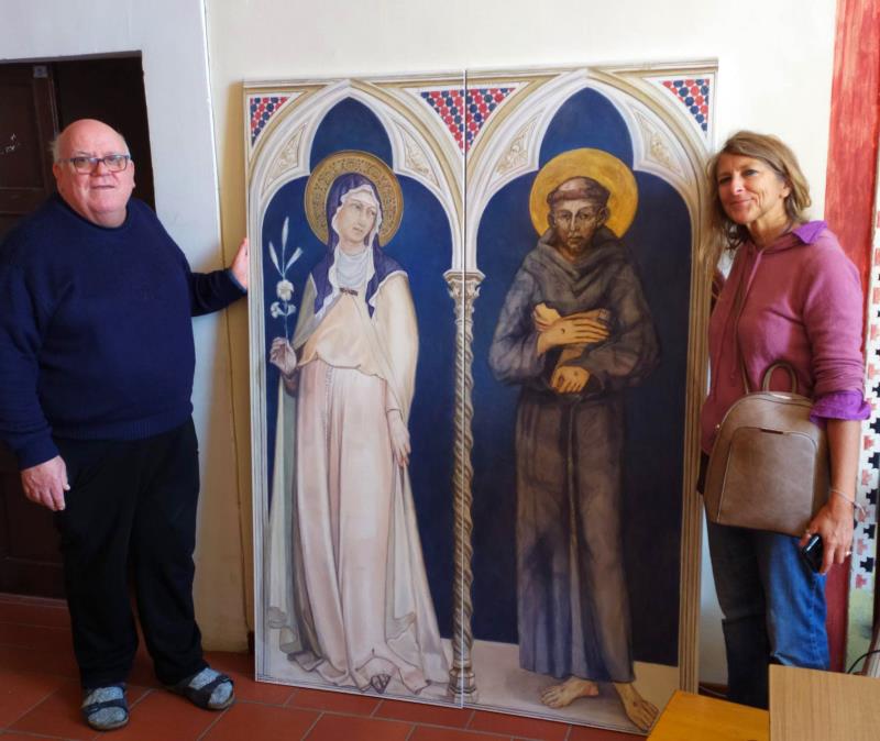Claudia Manelli dipinge Santa Chiara e San Francesco per i frati francescani di Tagliacozzo