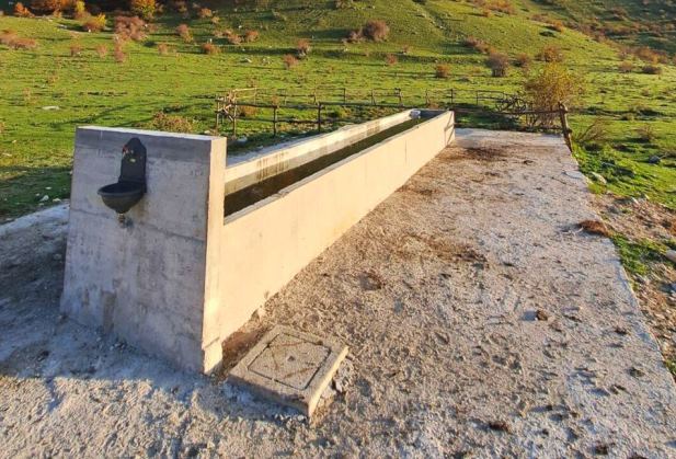 Ristrutturato un fontanile nel Parco Nazionale: miglioramento utile al bestiame ma anche agli insetti e anfibi rari