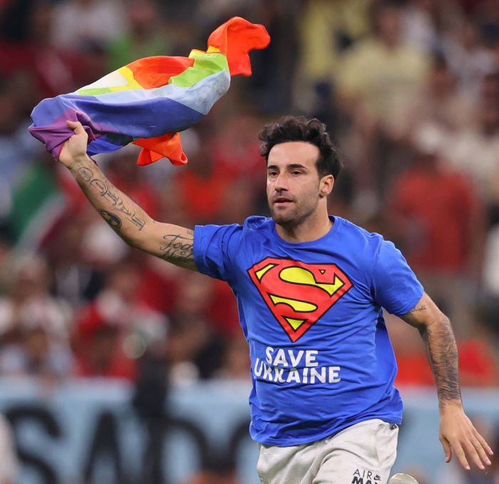 L'abruzzese Mario Ferri, il Falco, colpisce ancora: invasione di campo durante la partita Portogallo-Uruguay in Qatar