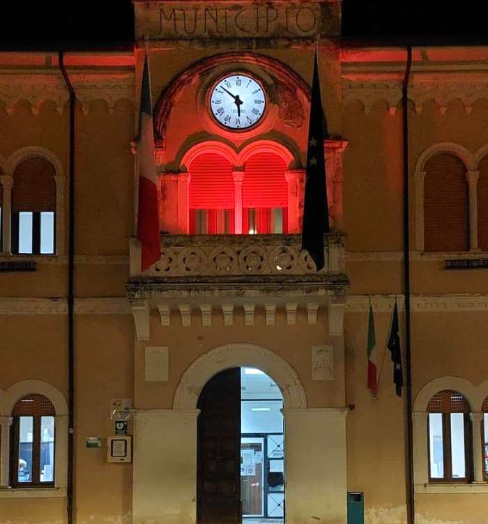 Il municipio di Gioia dei Marsi si illumina di rosso per dire no alla violenza sulle donne