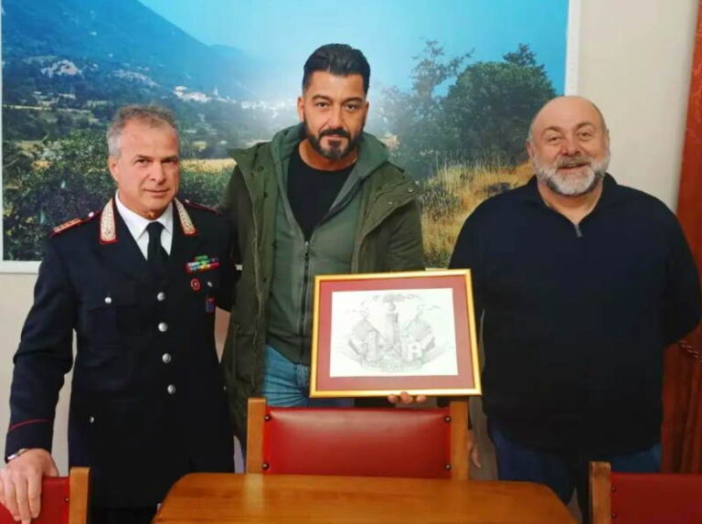 Americo Bisegna saluta l'ufficio di Polizia Locale del Comune di Villavallelonga