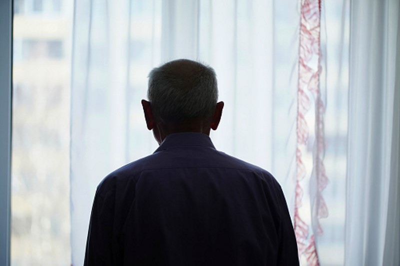 Trovato senza vita in casa dopo 10 giorni, dramma della solitudine per un anziano