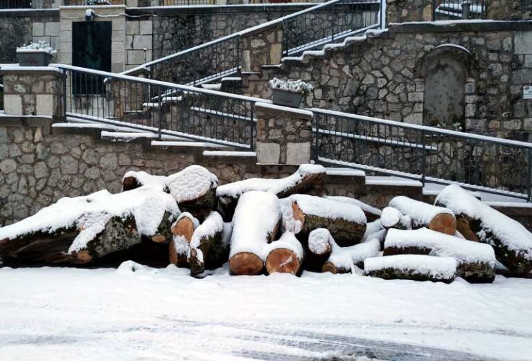 Cappadocia innevata si prepara al grande fuoco della notte di Natale