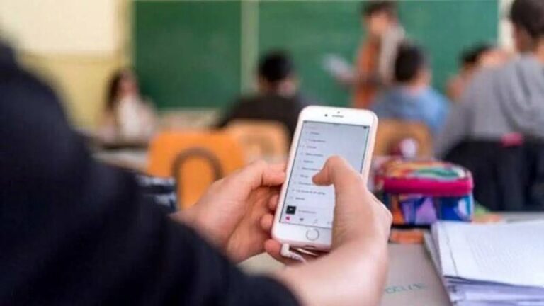 Stop ai cellulari in classe: circolare del Ministero inviata alle scuole