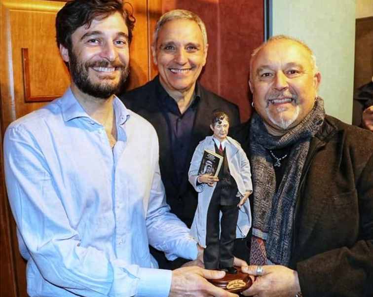 Lino Guanciale riceve la statuina del presepe che rappresenta il Commissario Ricciardi, personaggio da lui interpretato nella serie Rai