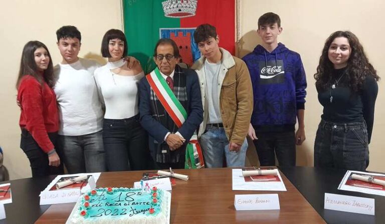 Il Comune di Rocca di Botte dona una copia della Costituzione italiana ai ragazzi che hanno compiuto 18 anni