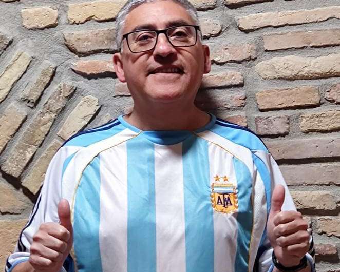 Don Alfredo Cesar Jofre, sacerdote di Ortona dei Marsi, festeggia la vittoria mondiale della sua Argentina