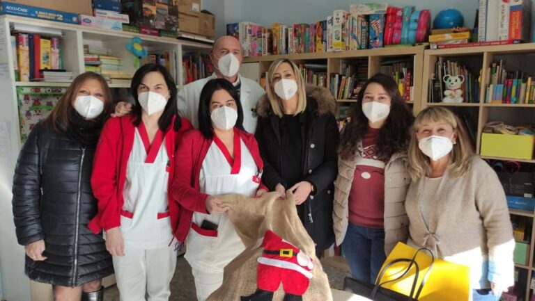 La scuola "San Giovanni" di Avezzano augura Buon Natale ai piccoli degenti del reparto Pediatria