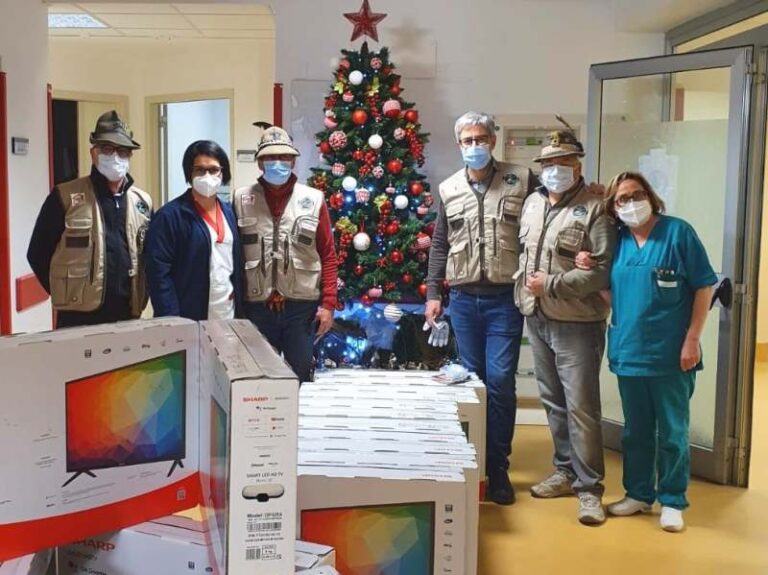 Sedici televisori di ultima generazione donati dagli Alpini al reparto dialisi dell'Ospedale dell'Aquila