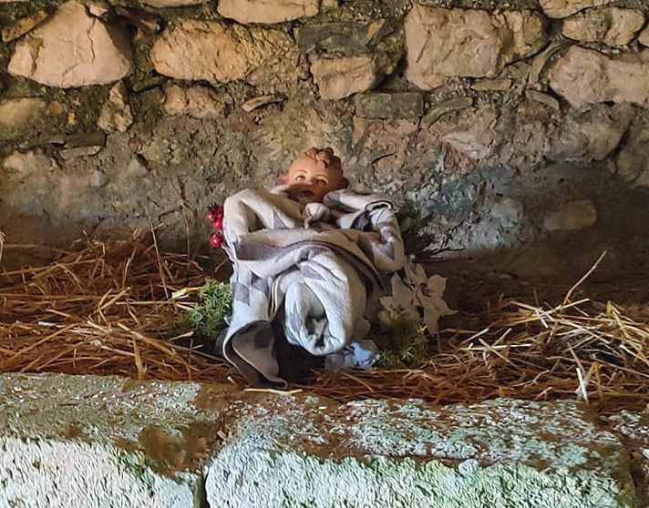 Gesù Bambino deposto nella grotta della Natività nel suggestivo borgo di Sperone Vecchio