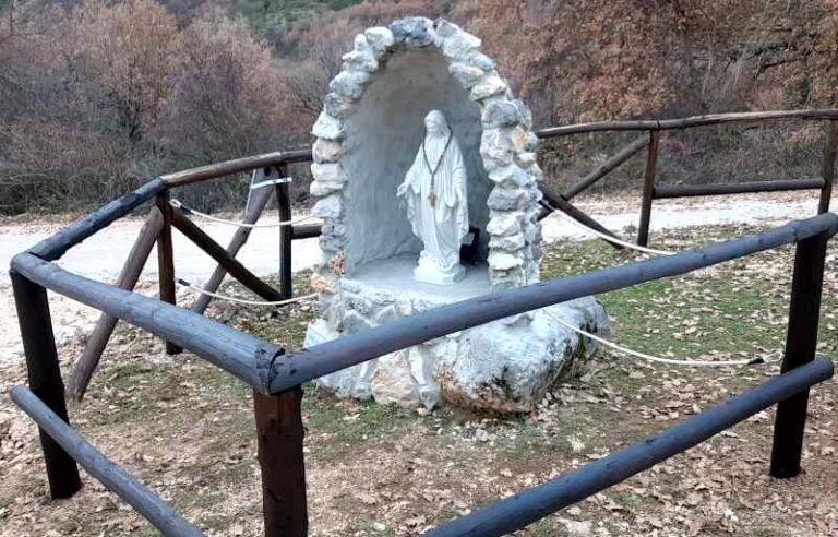 La Madonnina di Santa Maria in Valle Porclaneta in memoria di Enzo Ventimiglia è tornata al suo posto