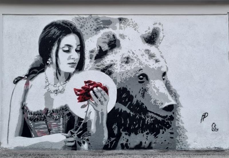 "La Bella e La Bestia" con l'orso bruno marsicano: nuova opera street art nel Parco Nazionale