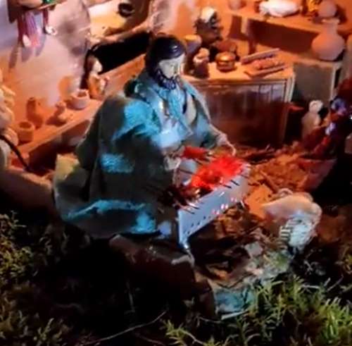 C'è anche la statuina che prepara gli arrosticini nel presepe abruzzese