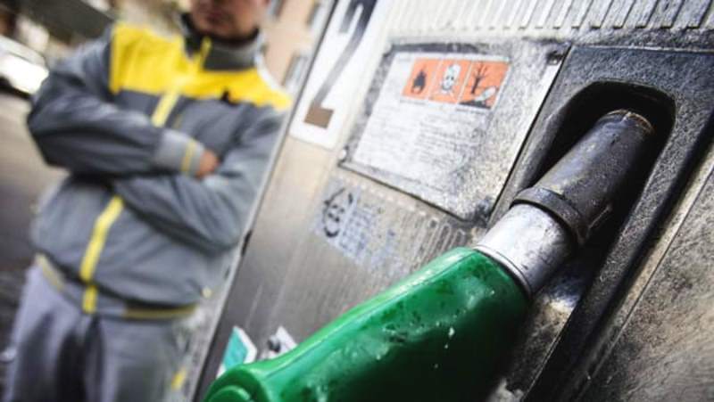 Sciopero dei benzinai dal 24 al 27 gennaio: "Il governo aumenta il prezzo dei carburanti e scarica la responsabilità sui gestori"