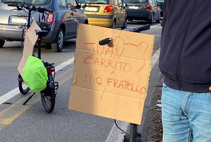 "Juan Carrito è mio fratello", il cartello apparso sulla pista ciclabile della via Tuscolana a Roma