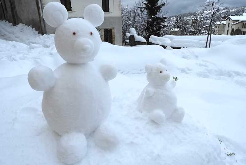 Pupazzi di neve a forma di orso: "Un ricordo di Juan Carrito e mamma Amarena"