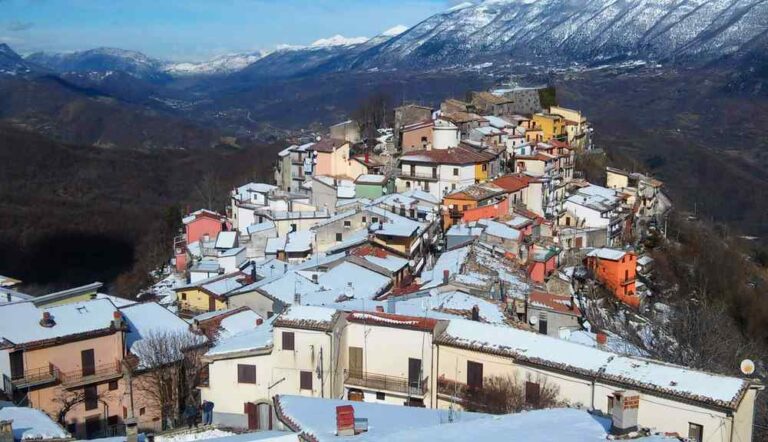 Frana lungo la S.P. 66: la frazione di Rendinara è isolata e il Comune di Morino realizza un fosso di guardia per evitare crolli