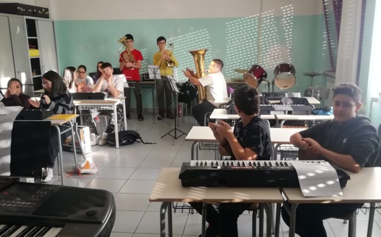 Musica a scuola : corsi di strumento e orchestra di fiati alla " marini" di Avezzano