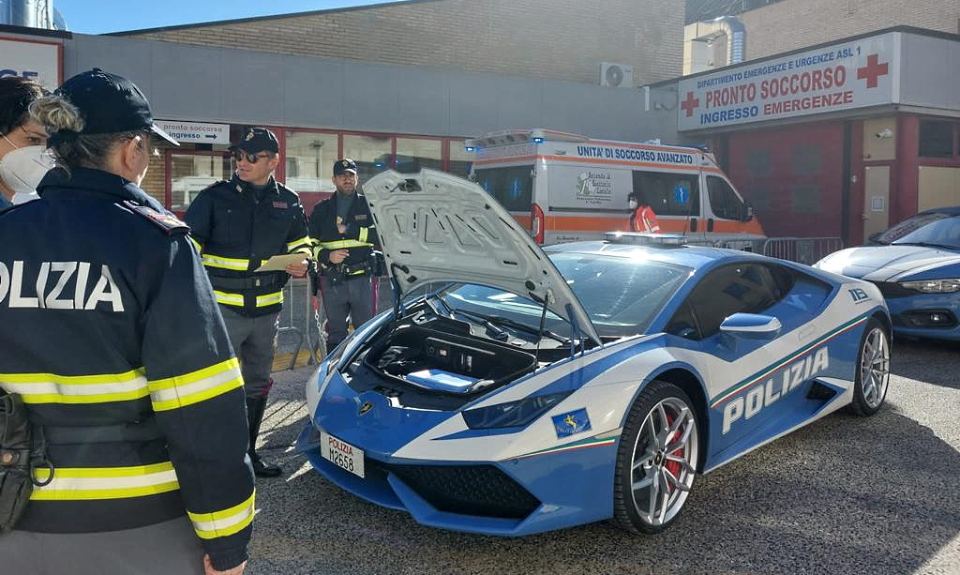 Polizia stradale a bordo della Lamborghini Huracan.