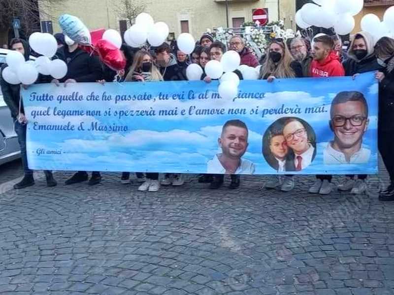 Funerali dei fratelli Massimo ed Emanuele, lo striscione degli amici: "Tutto quello che ho passato, tu eri lì al mio fianco"