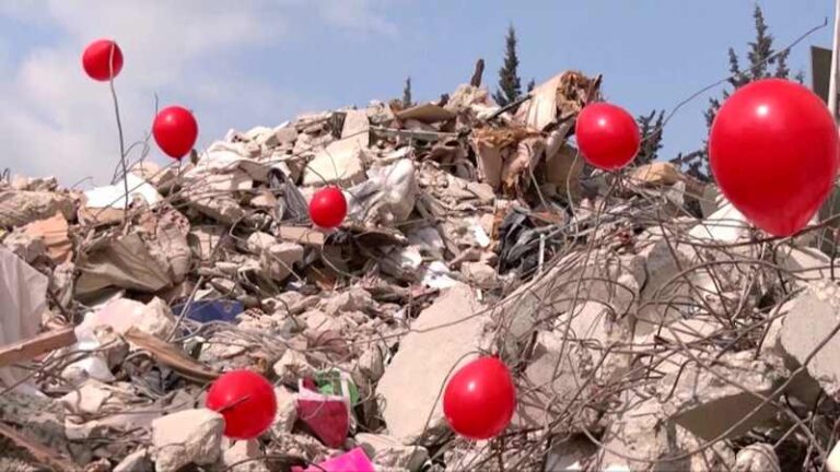 Palloncini rossi sulle macerie del terremoto in Turchia per ricordare i bambini che non ce l'hanno fatta