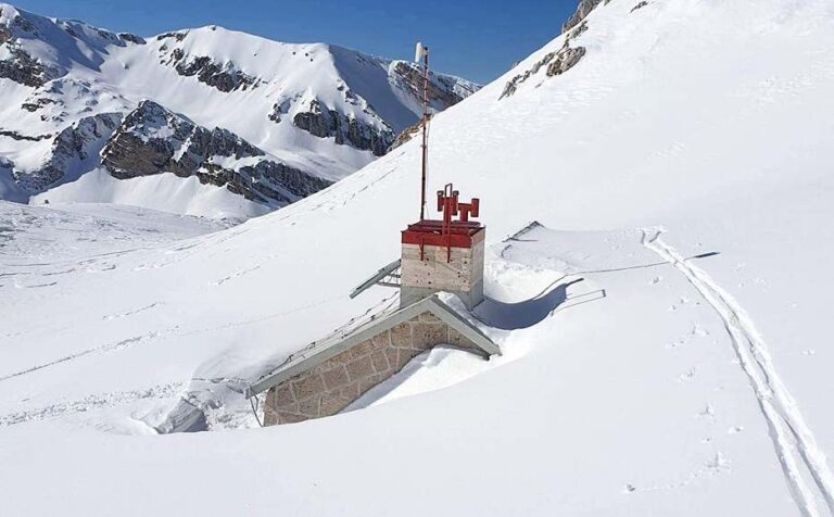 Sul Gran Sasso la neve ricopre completamente il Rifugio Garibaldi