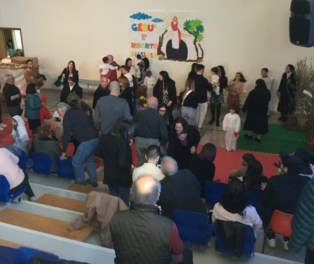 Un numeroso e attento pubblico assiste alla rappresentazione teatrale della Scuola dell’infanzia paritaria di Trasacco 
