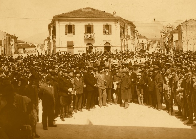 Autorità civili e militari davanti al comune di Avezzano