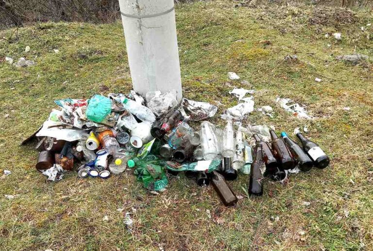 Mucchi di lattine, barattoli e bottiglie di plastica e di vetro lasciati lungo una strada di Tagliacozzo